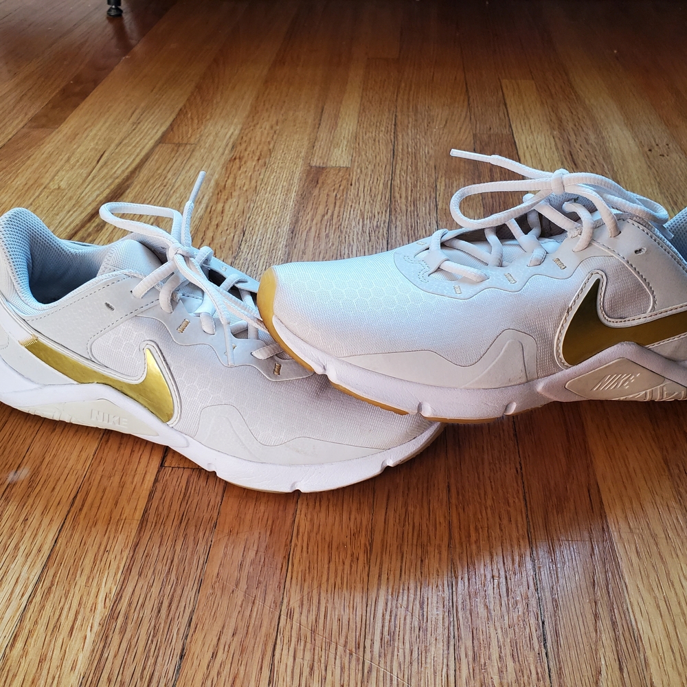 Nike Women's Legend Essential 2 Sneakers, Platinum Tint/Metallic Gold Star, 8.5